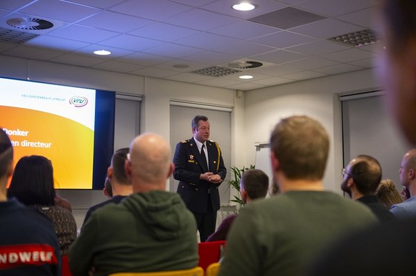 Directeur VRU tijdens een presentatie