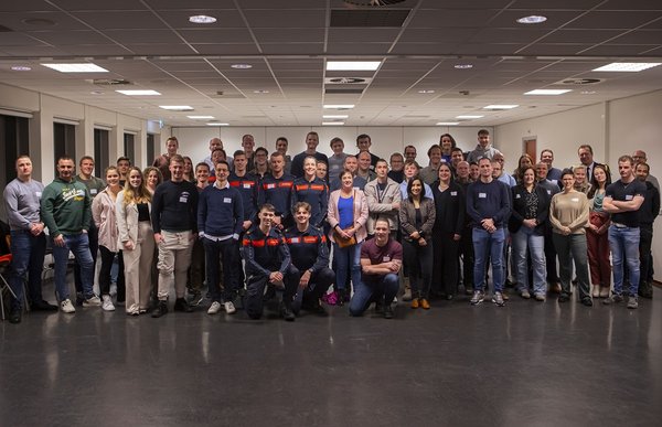 introductie groep mensen naast elkaar lachend in camera