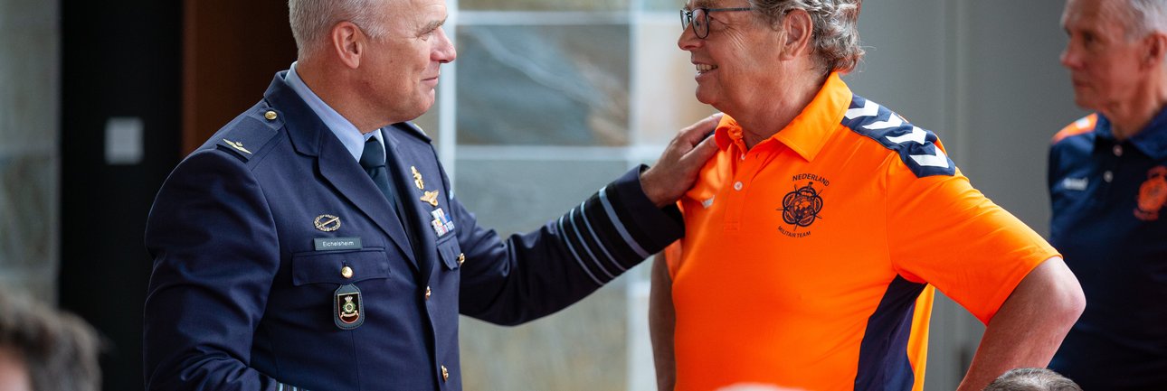 De Commandant der Strijdkrachten begroet Gerard