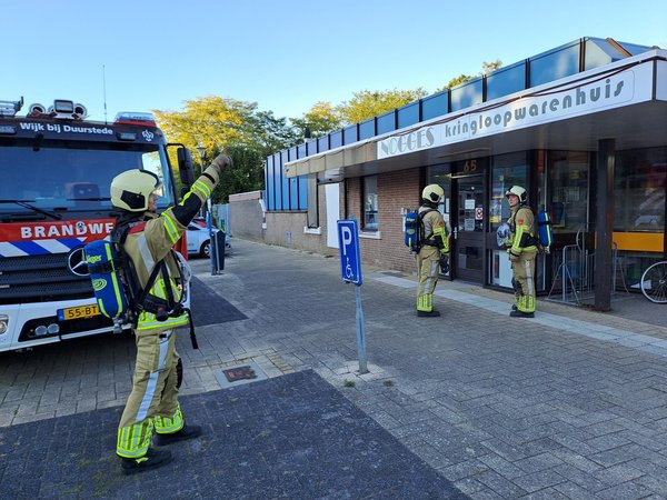 Brandweerlieden buiten bij een oefening voor kringloopwarenhuis in Wijk bij Duurstede