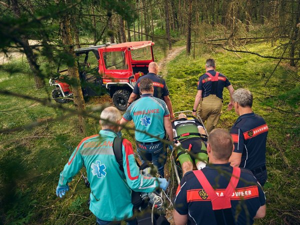 Ambulance en brandweer werken samen richting voertuig