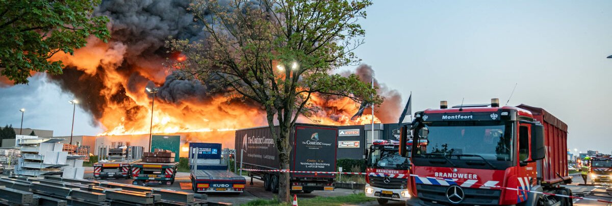 foto van brandweerwagen met op de achtergrond brand, decoratief