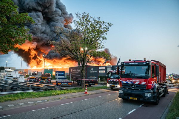 foto van brandweerwagen met op de achtergrond brand, decoratief