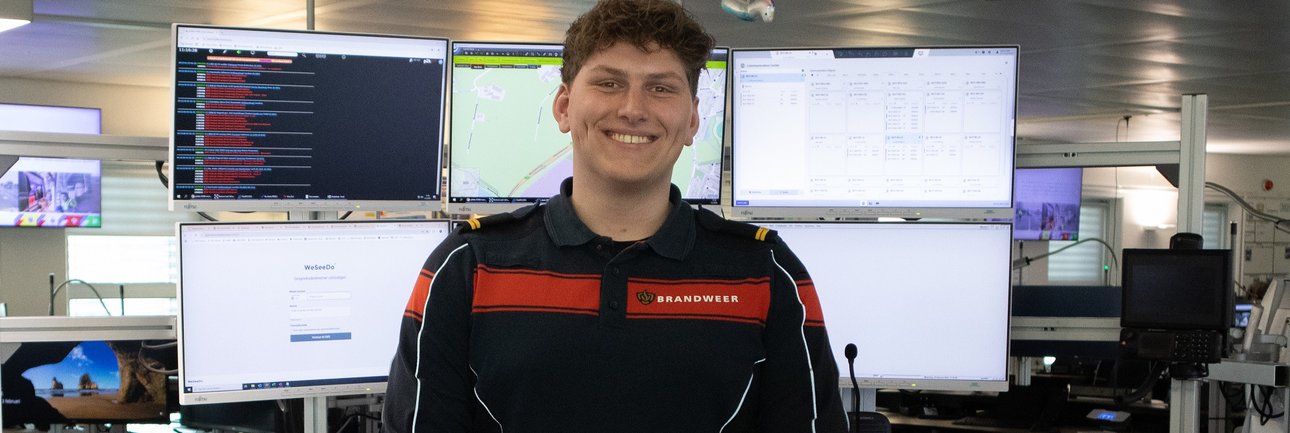 Brandweermens poseert in de meldkamer