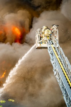 Brand Soesterberg blussen met hoogwerker