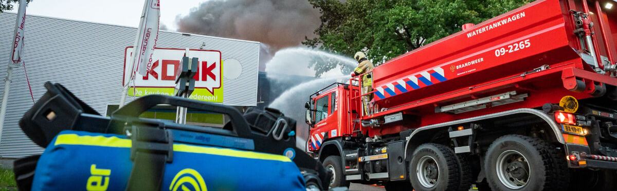 Brandweer blust bij bedrijf