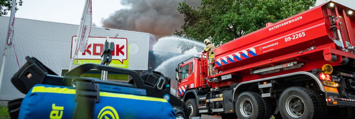 Brandweer blust bij bedrijf