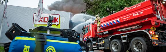Brandweer blust bij bedrijf