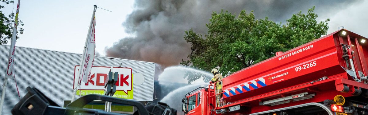 Brandweer blust bij bedrijf