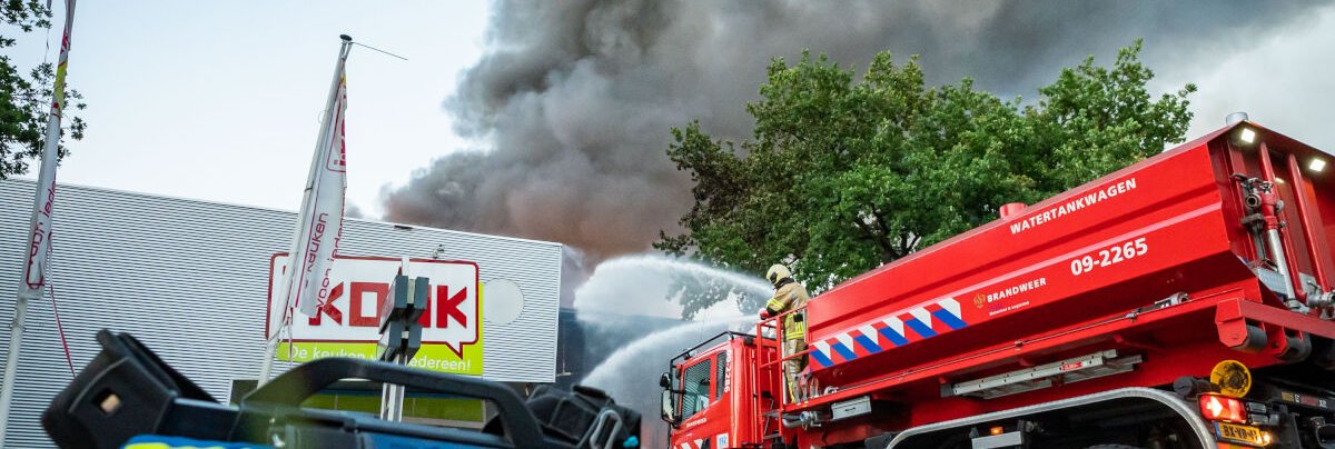 Brandweer blust bij bedrijf