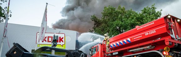 Brandweer blust bij bedrijf