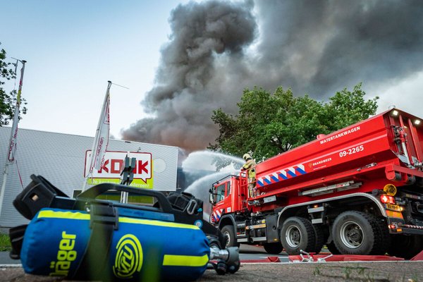 Brandweer blust bij bedrijf