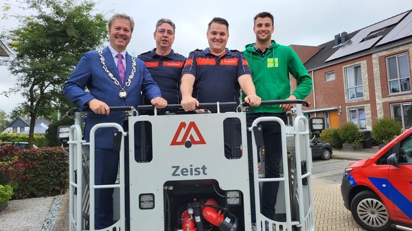 Brandweer en burgemeester Oudewater in ladderwagen
