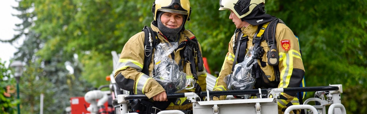 Brandweermannen in ladderwagen