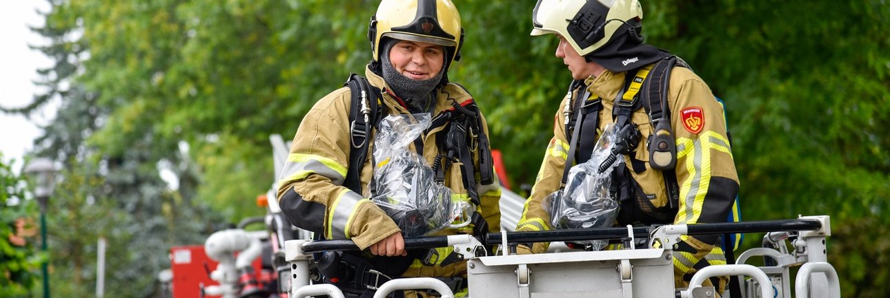 Brandweermannen in ladderwagen