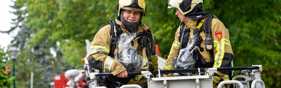 Brandweermannen in ladderwagen