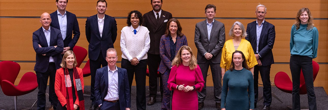 Charter Diversiteit, opgesteld voor foto lachend in camera