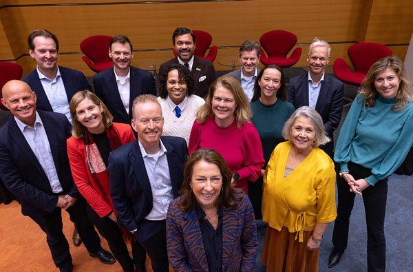 Charter Diversiteit foto groep in camera kijkend