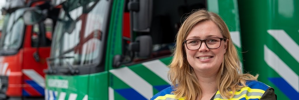 Vrouw voor MCU en brandweervoertuig