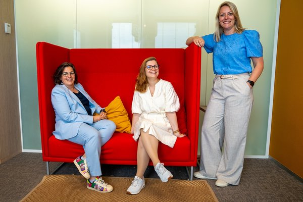 Drie personeelsleden van de Veiligheidsregio. 2 zitten op een bankje. 1 staat er naast.