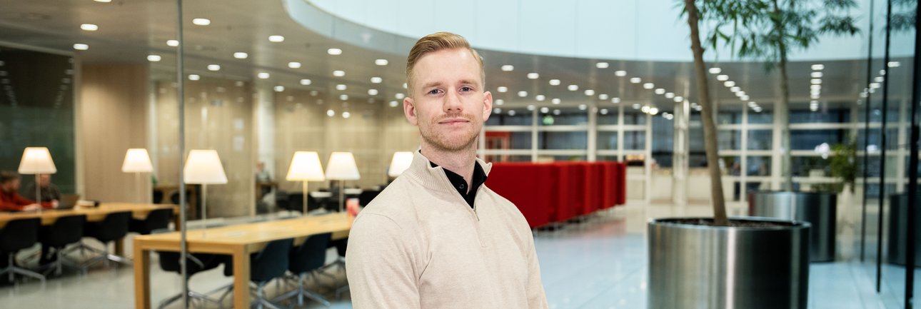 Arjen Reijersen staat in het Provinciehuis in Utrecht