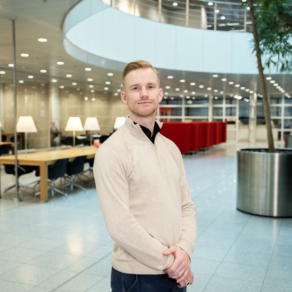 Arjen Reijersen staat in het Provinciehuis in Utrecht