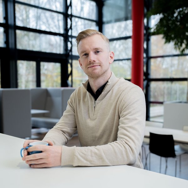 Arjen Reijersen zit aan tafel in het Provinciehuis in Utrecht