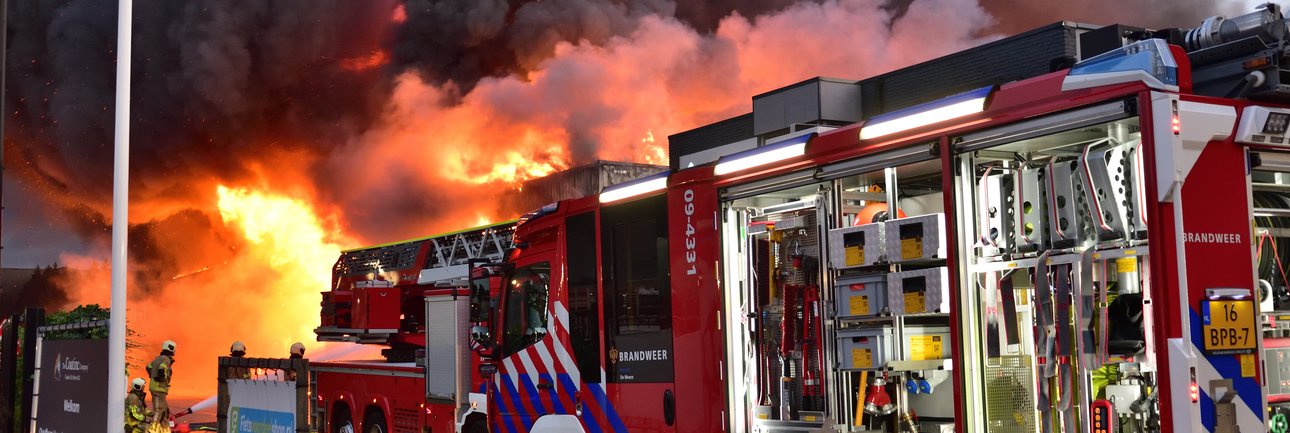 Brandweervoertuig De Meern voor pand grote brand
