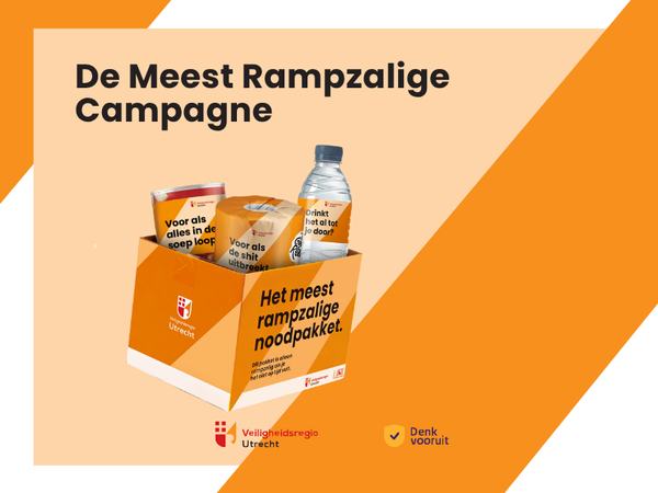 Een noodpakket gebuld met een blik soep, toiletpapier en een fles water