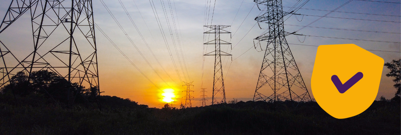 Elektriciteitsmast met ondergaande zon