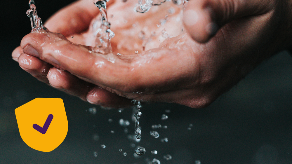 Handen onder de kraan