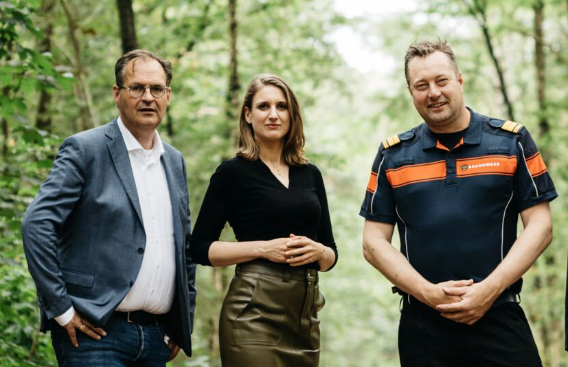 De directie van de VRU staat in het bos