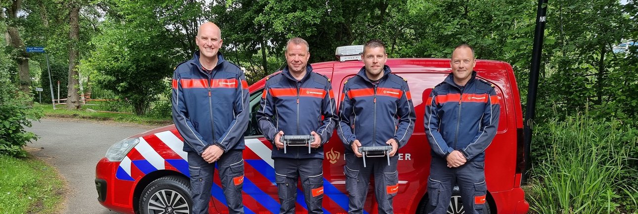 Brandweermensen met drones