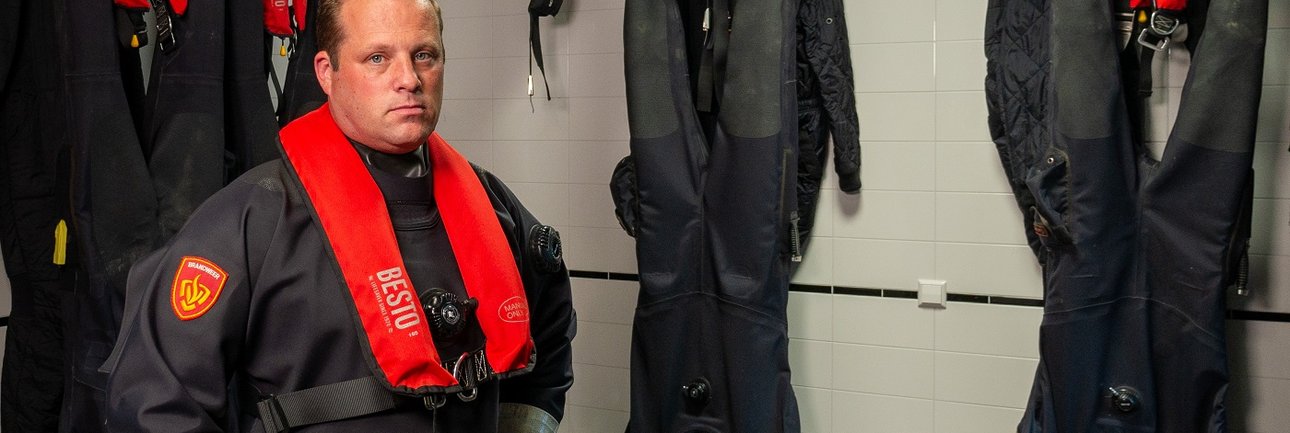 Duikcoördinator Niels Oosterlee in duikpak