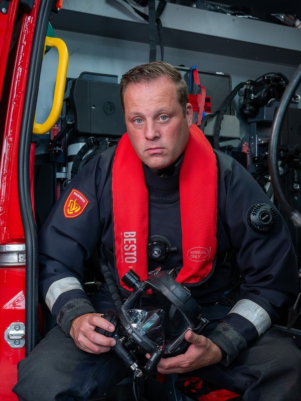 Brandweerduiker Niels Oosterlee in duikpak
