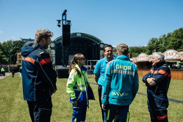 foto van mensen in uniform tijdens een evenement