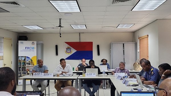 Overleg crisisteam tijdens oefening Sint Maarten