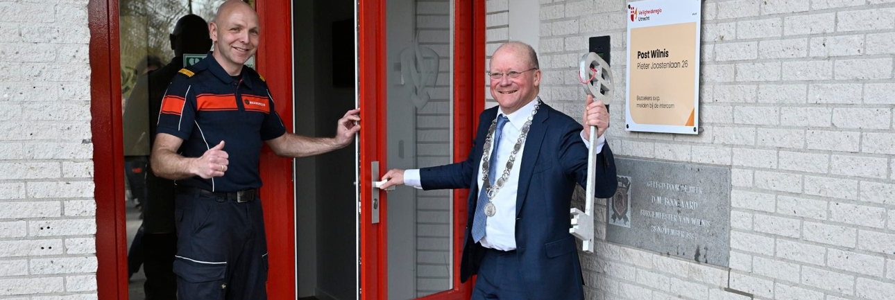 Brandweermens met burgemeester bij de brandweer Wilnis