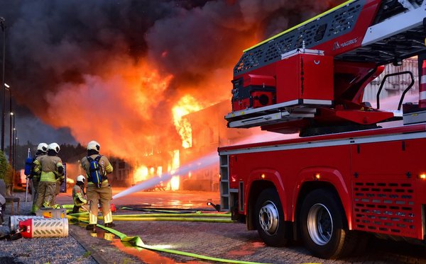Ladderwagen staat voor pand grote brand