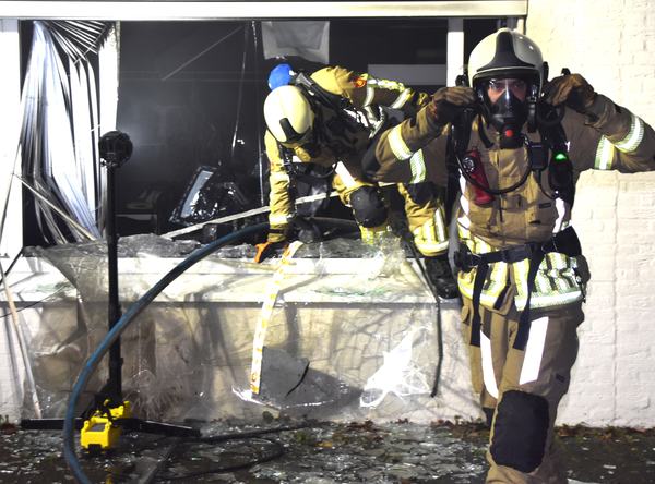 brandweermensen aan het werk bij een incident in een gebouw