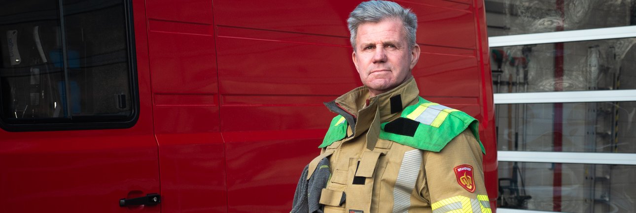 Brandweercollega voor brandweervoertuig