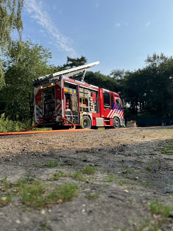 Ladderwagen geparkeerd in een bos