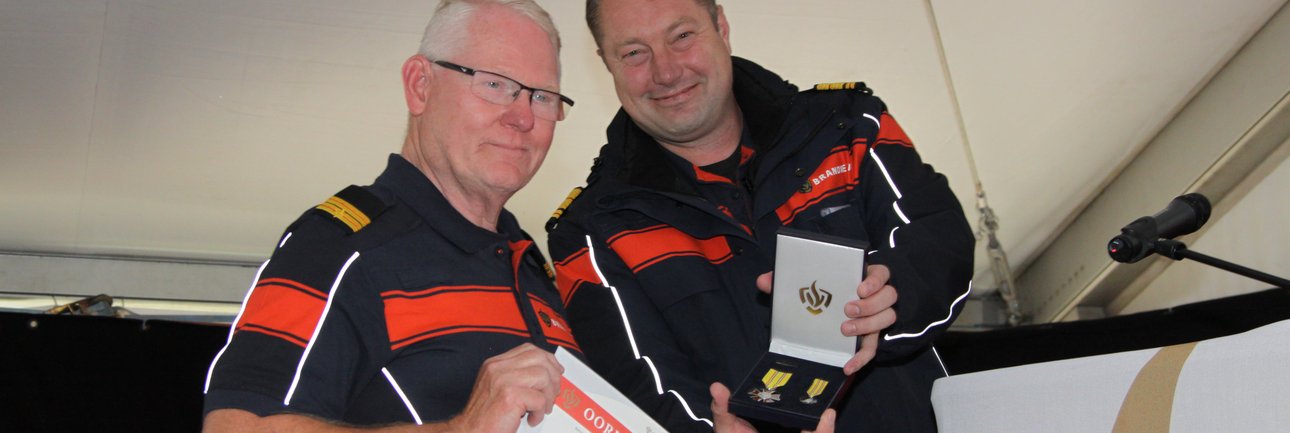 foto van een man die een uitreiking ontvangt