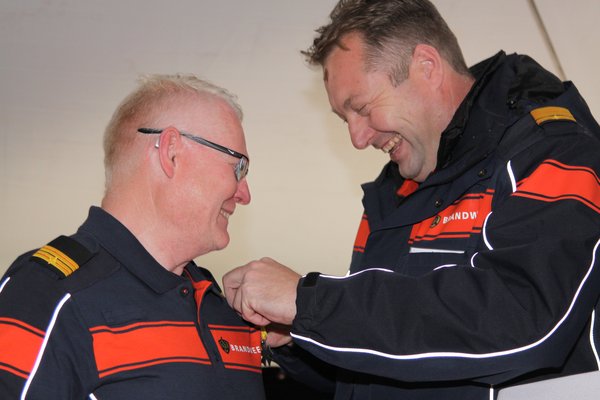 foto van een man die een uitreiking ontvangt