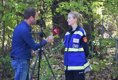 Journalist interviewt operationeel woordvoerder
