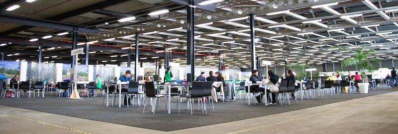 Algemene foto tafel en stoelen in de jaarbeurs tijdens opvang Oekraïne