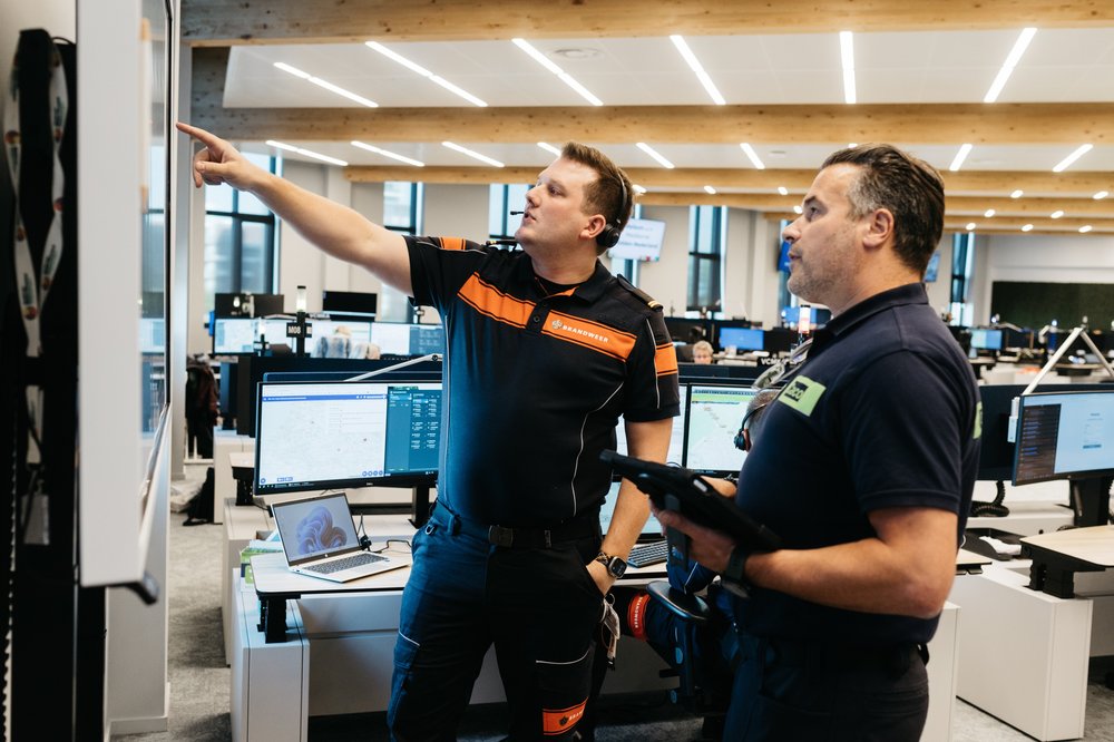 meldkamer centralist en calamiteiten coordinator CACO kijken naar het scherm met meldingen