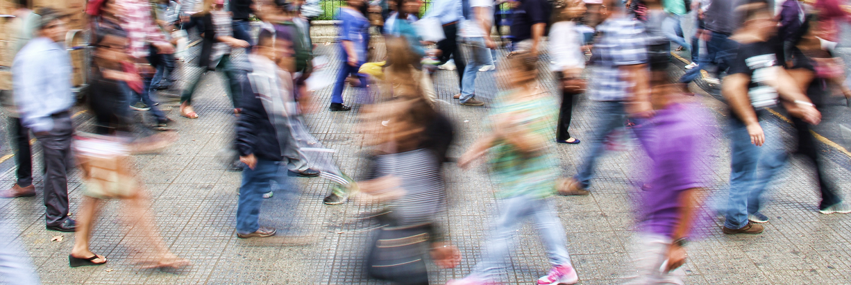 Wazig beeld van een grote groep mensen op straat