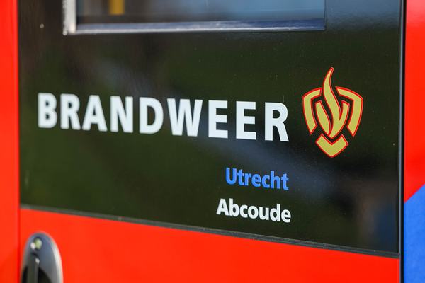 deur van de tankautospuit van brandweer Abcoude met brandweerlogo