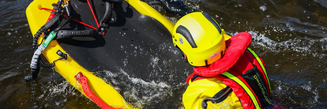 Een lid van het oppervlakte reddingsteam van Brandweer Abcoude ligt in het water van de Vinkeveense plassen